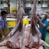 Sơ chế thịt lợn để cung cấp ra thị trường. (Ảnh: Vũ Sinh/TTXVN)
