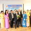 Lãnh đạo Đại sứ quán Việt Nam tại Đức chụp ảnh lưu niệm cùng Ban chấp hành mới của Câu lạc bộ Văn nghệ Tháng Mười. (Ảnh: Vũ Tùng/TTXVN)