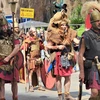 Các nghệ sỹ trong trang phục chiến binh La Mã. (Ảnh: THX/TTXVN)