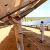 Kỹ sư bảo trì hệ thống điện năng lượng mặt trời tại địa bàn huyện Bắc Bình. (Ảnh: TTXVN phát)
