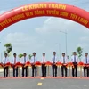 Các lãnh đạo, nguyên lãnh đạo thành phố Đà Nẵng thực hiện nghi thức cắt băng khánh thành công trình. (Ảnh: Quốc Dũng/TTXVN)