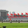 Phía trước Lăng Chủ tịch Hồ Chí Minh rực rỡ màu cờ, băngrôn cỡ lớn chào mừng 48 năm Ngày giải phóng miền Nam, thống nhất đất nước 30/4/1975-30/4/2023. (Ảnh: Hoàng Hiếu/TTXVN)