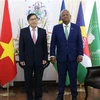 Đại sứ Việt Nam tại Mozambique kiêm nhiệm Cộng hòa Seychelles Phạm Hoàng Kim trình Thư ủy nhiệm của Chủ tịch nước lên Tổng thống Seychelles, Wavel Ramkalawan. (Ảnh: Hoàng Minh/TTXVN)