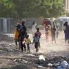 Hàng viện trợ nhân đạo của Hội Chữ thập Đỏ quốc tế được vận chuyển tới thành phố Port Sudan, miền Đông Sudan. (Ảnh: AFP/TTXVN)