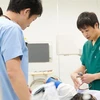 Bác sỹ Việt Nam khám cho bệnh nhân tại phòng khám T-Matsuoka Medical Clinic Kanda. (Ảnh: Nguyễn Thị Tuyến/TTXVN)