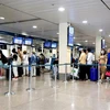 Hành khách làm thủ tục đi máy bay tại Cảng hàng không Tân Sơn Nhất. (Ảnh: Hồng Đạt/TTXVN)