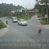 [Video] Tránh người phụ nữ sang đường bất cẩn, xe ôtô đâm vào nhà dân