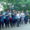 Ban huấn luyện và các cầu thủ U17 Việt Nam dâng hương, hoa tri ân công đức Vua Hùng tại Đền Thượng. (Ảnh: Trung Kiên/TTXVN)