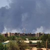 Khói bốc lên từ các tòa nhà ở Khartoum khi xung đột nổ ra giữa quân đội Sudan và Lực lượng phản ứng nhanh (RSF). (Ảnh: AFP/TTXVN)