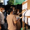 Cử tri Thái Lan theo dõi thông tin hướng dẫn bầu cử.( Ảnh: Đỗ Sinh/TTXVN)