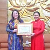 Chủ tịch Liên hiệp các tổ chức hữu nghị Việt Nam Nguyễn Phương Nga trao Kỷ niệm chương cho Trưởng đại diện UN Women tại Việt Nam Elisa Fernandez Saenz. (Ảnh: Như Quỳnh/TTXVN phát)
