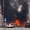 Một số phương tiện bốc cháy tại hiện trường vụ nổ tại thành phố Milan, Italy ngày 11/5/2023. (Ảnh: Twitter/TTXVN) 