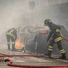 Lính cứu hỏa dập tắt đám cháy do vụ nổ ở trung tâm thành phố Milan. (Nguồn: Telegraph)
