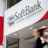 Biểu tượng của tập đoàn viễn thông SoftBank tại một tòa nhà ở Tokyo, Nhật Bản. (Ảnh: AFP/TTXVN)