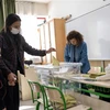 Cử tri bỏ phiếu trong cuộc bầu cử Tổng thống và Quốc hội tại điểm bầu cử ở Ankara, Thổ Nhĩ Kỳ. (Ảnh: AFP/TTXVN)