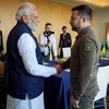 Thủ tướng Ấn Độ Narendra Modi (trái) và Tổng thống Ukraine Volodymyr Zelensky tại cuộc gặp bên lề Hội nghị thượng đỉnh G7 ở Hiroshima, Nhật Bản. (Ảnh: AFP/TTXVN)