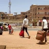 Người dân sơ tán tránh xung đột tại Khartoum, Sudan. (Ảnh: AFP/TTXVN)