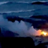 Ngọn lửa bốc cháy trên mặt biển gần sát bờ ở thôn Hội Sơn.