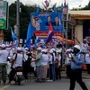 Người dân ủng hộ các đảng trong cuộc bầu cử xã phường 2022 trên một số tuyến đường chính của thủ đô Phnom Penh. (Ảnh: Trần Ngọc Long/TTXVN)