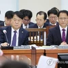 Tổng thư ký Park Chan-jin (phải) và Phó Tổng thư ký Song Bong-sup của Ủy ban Bầu cử Quốc gia tham dự phiên điều trần tại Quốc hội ngày 16/5. (Nguồn: Yonhap)
