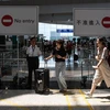 Hành khách làm thủ tục tại sân bay quốc tế Hong Kong. (Ảnh: AFP/TTXVN)