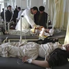 Điều trị cho các nạn nhân tại một bệnh viện sau một vụ đánh bom ở Afghanistan. (Ảnh: AFP/TTXVN)