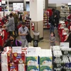 Người dân mua sắm tại một cửa hàng ở New York, Mỹ. (Ảnh: THX/TTXVN)