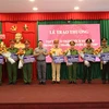 Chủ tịch UBND tỉnh Tây Ninh Nguyễn Thanh Ngọc khen thưởng các tập thể, cá nhân. (Ảnh: Thanh Tân/TTXVN)