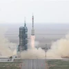 Tên lửa đẩy Trường Chinh-2F mang theo tàu vũ trụ Thần Châu-16 rời bệ phóng tại Trung tâm phóng vệ tinh Tửu Tuyền ở Tây Bắc Trung Quốc ngày 30/5. (Ảnh: THX/TTXVN)