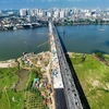 Sáng 30/5, tại Hà Nội, dự án cầu Vĩnh Tuy giai đoạn 2 (Vĩnh Tuy 2) đã chính thức hợp long đoạn cầu chính vượt sông Hồng, chuyển sang giai đoạn “nước rút” để chuẩn bị thông xe vào đầu tháng 9/2023. (Ảnh: Trung Nguyên/TTXVN)