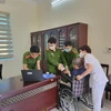 Công an Quảng Ninh thực hiện các bước cấp căn cước công dân cho người tàn tật. (Ảnh: TTXVN phát)