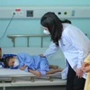 Phó Chủ tịch nước Võ Thị Ánh Xuân thăm hỏi, tặng quà cho bệnh nhi đang điều trị tại Bệnh viện Nhi Trung ương. (Ảnh: Hoàng Hiếu/TTXVN)