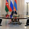 Tổng thống Azerbaijan Ilham Aliyev (trái) trong cuộc gặp Thủ tướng Armenia Nikol Pashinyan (phải) do Tổng thống Nga Vladimir Putin (giữa) làm trung gian tại thành phố Sochi, Nga ngày 31/10/2022. (Ảnh: AFP/TTXVN)