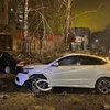 Một số xe hơi bị hư hại sau vụ nổ tại thành phố Belgorod, Nga ngày 20/4. (Ảnh: AFP/TTXVN)