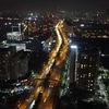 Trên tuyến đường Võ Chí Công, Hà Nội, hệ thống điện chiếu sáng cắt giảm 50% ngay từ đầu giờ vận hành, tắt hàng đèn ở dải giữa sau 23 giờ. (Ảnh: Huy Hùng/TTXVN)