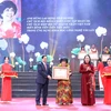 Thủ tướng Chính phủ Phạm Minh Chính, Chủ tịch Hội đồng Thi đua-Khen thưởng Trung ương, trao Bằng khen cho bà Thái Hương.