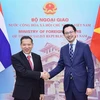 Thứ trưởng Bộ Ngoại giao Đỗ Hùng Việt và Thứ trưởng Thường trực Bộ Ngoại giao Thái Lan Sarun Charoensuwan. (Ảnh: TTXVN)