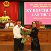 Bà Huỳnh Thị Chiến Hòa, Chủ tịch Hội đồng Nhân dân tỉnh Đắk Lắk, chúc mừng ông Nguyễn Thiên Văn. (Ảnh: Anh Dũng/TTXVN)