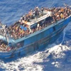 (Hình ảnh chụp từ trực thăng cứu hộ) Tàu chở người di cư trên vùng biển ngoài khơi Peloponnese, Hy Lạp, ngày 14/6. (Ảnh: AFP/TTXVN)