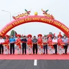Thủ tướng Phạm Minh Chính và các đại biểu cắt băng khánh thành dự án cầu Như Nguyệt. (Ảnh: Dương Giang/TTXVN)