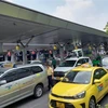 Xe taxi hoạt động tại sân bay Tân Sơn Nhất. (Ảnh: Tiến Lực/TTXVN)