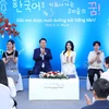 Tổng thống Hàn Quốc Yoon Suk Yeol và Phu nhân với các sinh viên. (Ảnh: An Đăng/TTXVN)