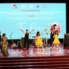 Các ca sỹ Việt Nam biểu diễn tại chương trình. (Ảnh: Trần Lê Lâm/TTXVN)