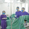 Tiến sỹ, bác sỹ Phan Lê Thắng cùng êkíp mổ phẫu thuật nội soi cho bệnh nhân. (Ảnh: Bệnh viện cung cấp)