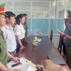 Cơ quan Cảnh sát điều tra Công an tỉnh Phú Yên thi hành lệnh bắt bị can để tạm giam đối với Ngô Thị Thu Hằng. (Ảnh: TTXVN phát)