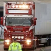 Cảnh sát Anh điều tra tại hiện trường xe container đông lạnh chứa 39 thi thể ở Grays, Essex. (Ảnh: Reuters/TTXVN)