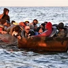 Người di cư được lực lượng bảo vệ bờ biển Tunisia cứu tại khu vực ngoài khơi biển Địa Trung Hải ngày 4/10/2022. (Ảnh: AFP/TTXVN)