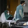 Chuyển bệnh nhân COVID-19 tới bệnh viện ở Naples, Italy, ngày 12/11/2020. (Ảnh: AFP/TTXVN)