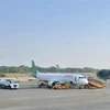 Máy bay của Hãng hàng không Bamboo Airways đậu tại Cảng hàng không Cà Mau. (Ảnh: Kim Há/TTXVN)