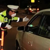 Cảnh sát Giao thông kiểm tra nồng độ cồn của lái xe. (Nguồn: Yonhap)